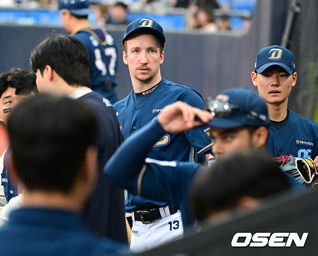 [OSEN=수원, 지형준 기자] 5일 오후 수원 KT위즈파크에서 ‘2023 신한은행 SOL KBO 포스트시즌 플레이오프’ 5차전 KT 위즈와 NC 다이노스의 경기가 열렸다. 8회 공수교대에 NC 페디가 동료선수들을 격려하고 있다. 2023.11.05 /jpnews@osen.co.kr