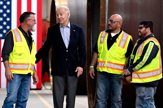 조 바이든 미국 대통령(왼쪽에서 2번째)이 29일 콜로라도주 푸에블로에서 세계 최대 풍력타워 제조사인 CS윈드 공장을 둘러보며 노동자들과 이야기를 나누고 있다. AFP=연합뉴스