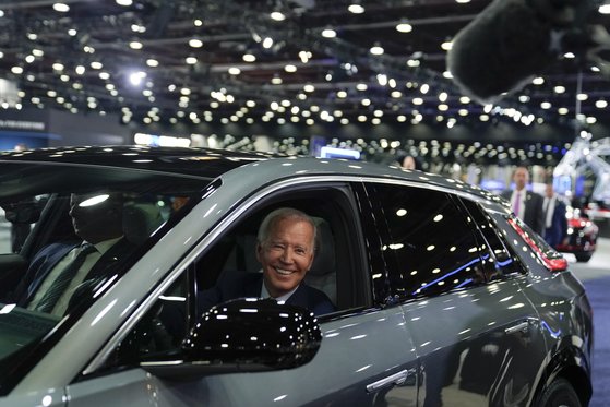 조 바이든 미국 대통령이 지난해 9월 미 디트로이트에서 열린 디트로이트 오토쇼에서 자동차 회사 캐딜락의 전기차 '리릭'에 탑승해보고 있다. AP=연합뉴스