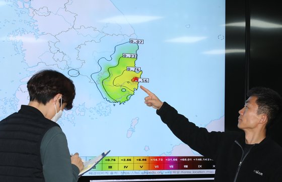 경북 경주에서 규모 4.0 지진이 발생한 가운데 30일 대전 유성구 한국지질자원연구원 지진종합상황실에서 지진분석자들이 최대지반가속도 분도포 상황을 확인하고 있다. 뉴스1