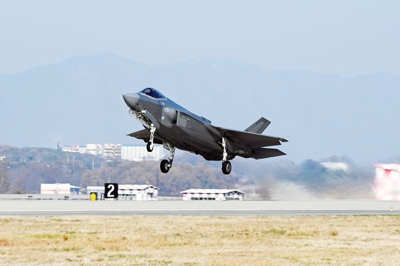 지난달 22일 F-35A 전투기가 훈련 참가를 위해 활주로에서 이륙하고 있다. 사진 공군