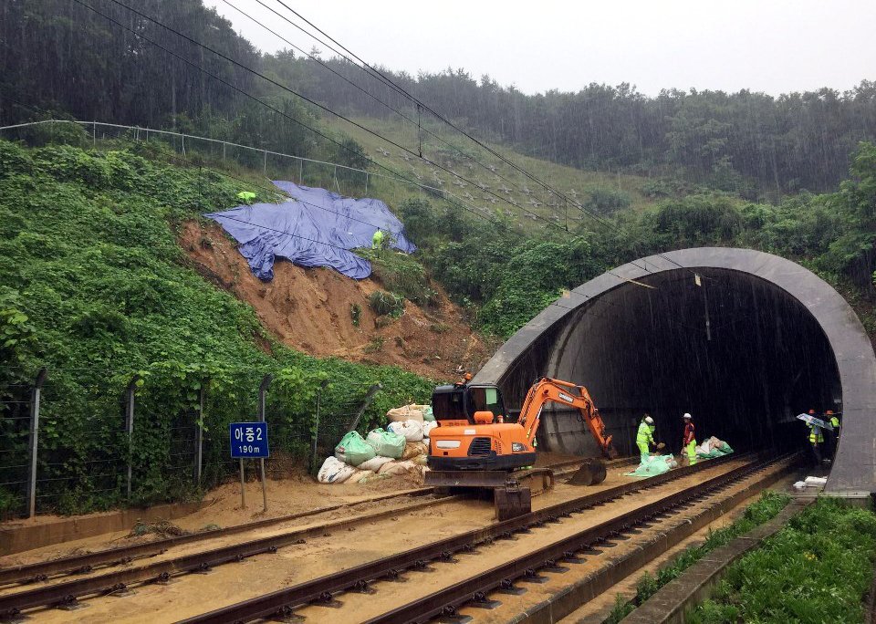 산사태로 토사가 쏟아진 선로에 대한 복구 작업이 이뤄지고 있다. 연합뉴스