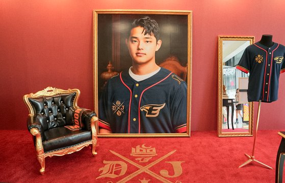 한화 문동주 신인왕 기념 상품을 전시한 '대전 왕자의 방'. 사진 한화 이글스