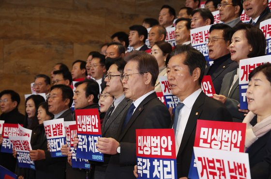 1일 국회 로텐더홀 계단에서 더불어민주당 이재명 대표 등이 대통령 거부권 남발 규탄 및 민생법안 처리 촉구 대회를 하고 있다. 연합뉴스