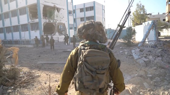 2일(현지시간) 이스라엘 군인들이 가자지구 자발리아에서 작전 수행을 하고 있다. 로이터=연합뉴스