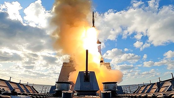  강감찬함(DDH-II)이 지난 1일 동해 해상에서 자함으로 고속 접근하는 적 항공기를 모사한 대공무인표적기를 향해 SM-2 함대공 유도탄 미사일을 발사하고 있다. 해군은 지난 1일 ‘SM-2 함대공 유도탄 미사일’ 국내 첫 실사격 훈련을 성공적으로 완수했다고 밝혔다. 사진 해군 