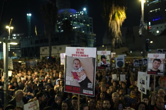 2일(현지시간) 이스라엘 텔아비브에서 하마스에 납치된 생후 10개월 아기 크피르 비바스를 비롯한 인질들의 조속한 석방을 요구하는 시위가 열렸다. AP=연합뉴스