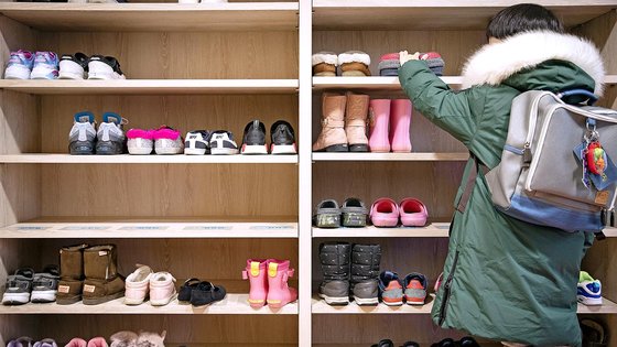  경기도 파주 운정신도시의 한 어린이집 신발장에 등원한 어린이들의 신발이 놓여있다. 전민규 기자