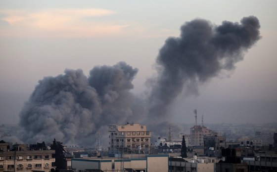 3일(현지시간) 가자 남부 라파 지역에서 이스라엘의 공습으로 연기가 피어오르고 있다. UPI=연합뉴스
