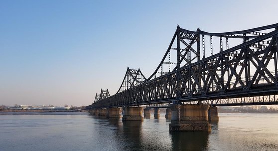 2021년 중국 랴오닝성 단둥(丹東)에서 바라본 북중 국경다리 중조우의교와 북한 신의주. 경찰은 북한 해킹조직의 범죄수익금이 단둥의 한 은행 지점에서 출금된 사실을 확인하고, 연루된 외국인 여성 A씨를 수사 중이다. 사진 연합뉴스