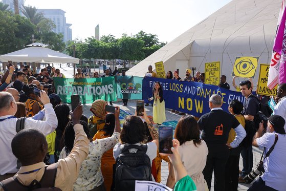 아랍에미리트 두바이에서 열린 유엔기후정상회의(COP28)에서 기후 운동가들이 화석연료 배출국들에 손실 및 피해 기금에 더 많은 기여와 조치를 요구하며 시위를 벌이고 있다. 로이터=연합뉴스
