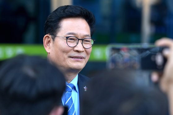 송영길 전 더불어민주당 대표가 4일 오후 충북 청주지법에서 열린 청주 간첩단 사건 공판에 증인으로 참석한 뒤 취재진의 질문에 답하고 있다. 프리랜서 김성태