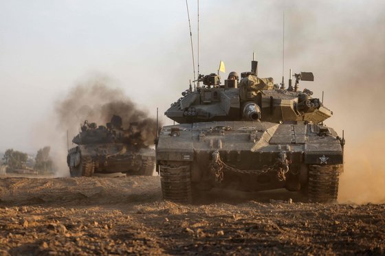 이스라엘이 팔레스타인 무장정파 하마스와의 전쟁 재개를 선언한 가운데 이스라엘군의 전차가 3일(현지시간) 가자지구 국경 근처로 향하고 있다. AFP=연합뉴스