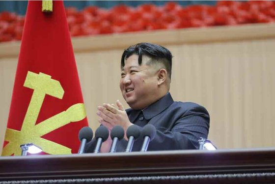 김정은 북한 국무위원장이 지난 3일 제5차 전국어머니대회에 참석해 개회사를 하는 모습. 노동신문. 뉴스1.