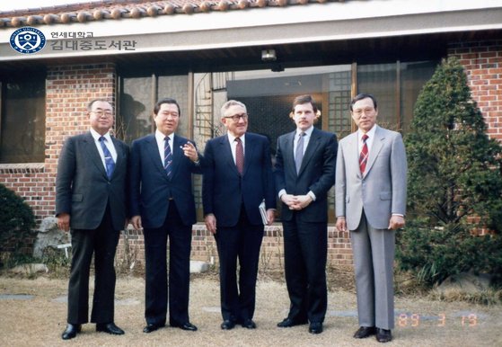 김대중 전 대통령과 헨리 키신저 전 장관이 김 전 대통령의 동교동 사저에서 1989년 3월 19일 만났다. 사진 연세대 김대중도서관