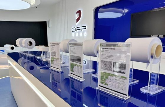 후난(湖南) 보성(博盛)신에너지소재기술회사가 연구개발한 리튬 이온 배터리 분리막 제품. 신화통신 