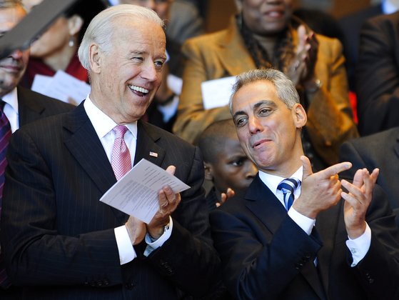 2011년 조 바이든 당시 부통령이 람 이매뉴얼의 시카고 시장 취임식에 참석하고 있다. EPA=연합뉴스