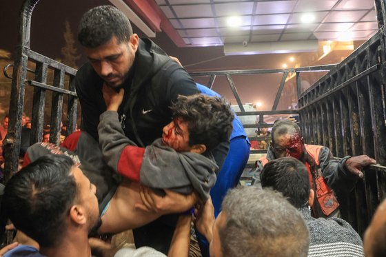 가자지구 남부 최대 도시 칸 유니스의 나세르 병원에 이스라엘의 공습으로 부상당한 팔레스타인 주민들이 도착하고 있다. AFP=연합뉴스