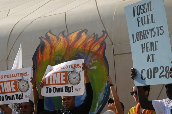 아랍에미리트 두바이에서 열린 COP28 행사장 앞에서 시민들이 화석연료에 반대하는 집회를 열고 있다. AP=연합뉴스