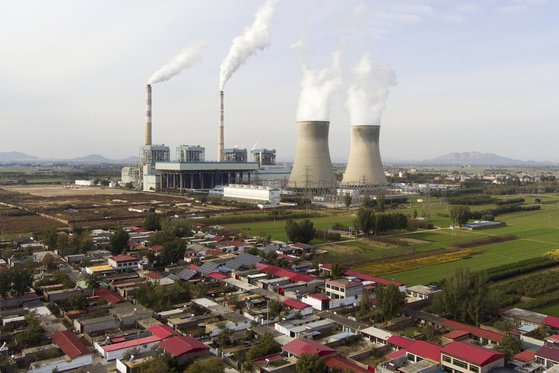 중국 북부 허베이성의 한 석탄화력발전소가 가동 중이다. AP=연합뉴스