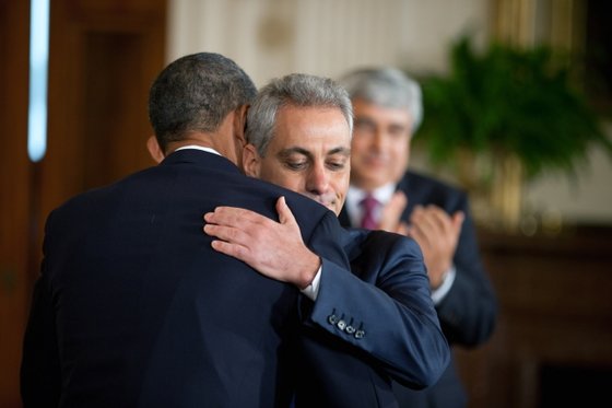 버락 오바마(왼쪽) 당시 대통령이 2010년 자신의 첫 비서실장으로 근무를 마친 람 이매뉴얼(오른쪽)과 포옹을 하고 있다. 백악관 홈페이지