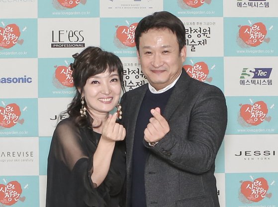 사랑정원 나눔행사를 주최하는 김선애 이사장(왼쪽)과 방송인 서경석.