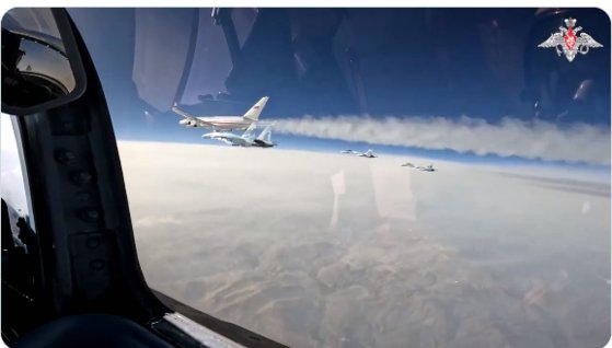 러시아 국방부가 6일 러시아 공영방송을 통해 공개한 영상에는 러시아의 주력 전투기 수호이(Su)-35S가 푸틴 대통령의 전용기를 호위 비행하는 모습이 담겼다. X(옛 트위터) 캡처