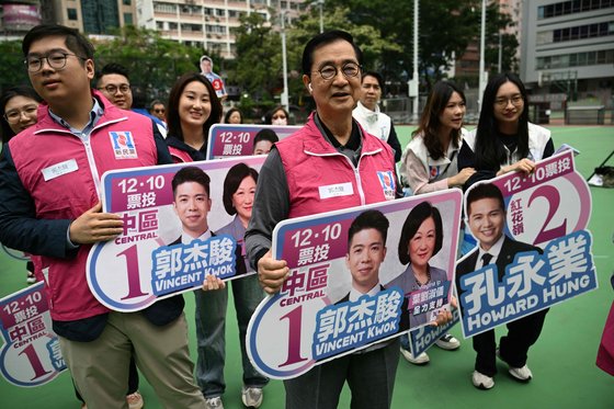 지난 1일 홍콩 도심에서 친중 성향의 신민당 구의회 선거 출마자가 선거운동을 펼치고 있다. AFP=연합뉴스