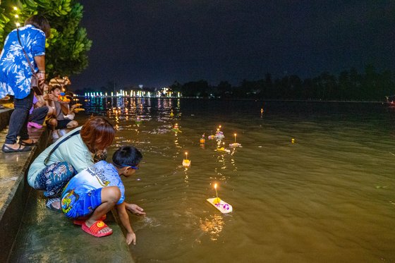 지난달 27일 라마2세공원과 매끌롱강 일대에서 러이 끄라통(Loy Krathong) 축제가 열렸다. 강에 유등을 띄워 소원을 비는 행사다. 