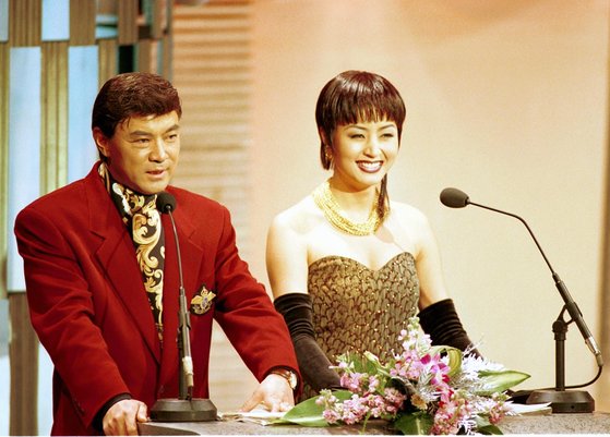 김혜수는 제14회(1993년) 청룡영화상에서 첫 MC를 맡았다. 이날 거울을 보던 김혜수는 파트너였던 이덕화 선배를 위해 굽이 낮은 구두로 바꿔신었다고 한다. [사진 스포츠조선]