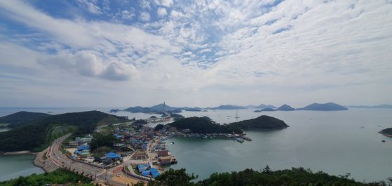 신시도 앞산에서 본 어촌체험마을과 고군산군도 모습. 고군산대교 너머로 무녀도와 선유도가 보인다. 백종현 기자