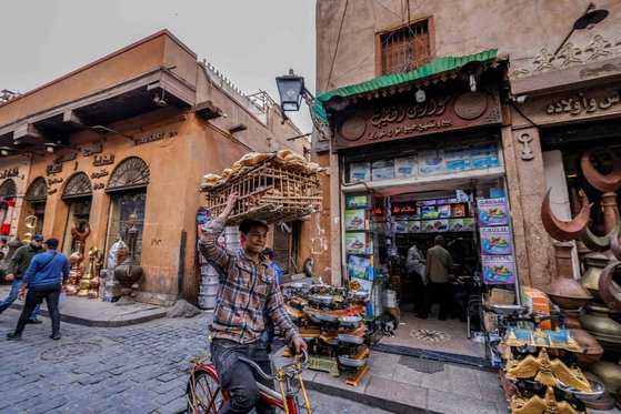 이집트 카이로 구시가지에서 배달원이 자전거를 타고 빵을 배달하고 있다. AFP=연합뉴스