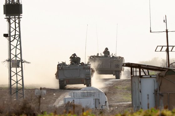 이스라엘군 장갑차들이 지난 9일 가자지구 국경 인근 들판에서 진격하고 있다. AFP=연합뉴스