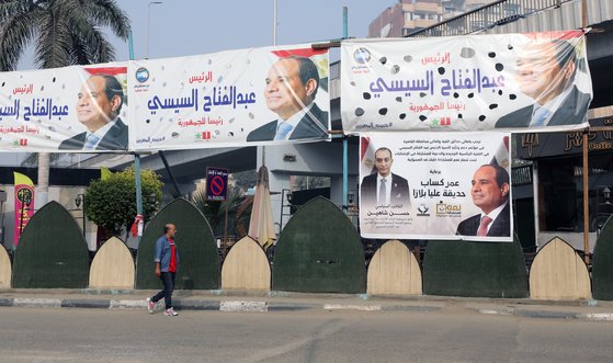 지난 6일(현지시간) 이집트 수도 카이로 거리에 압델 파타 엘 시시 현 대통령의 대선 현수막이 걸려있다. EPA=연합뉴스