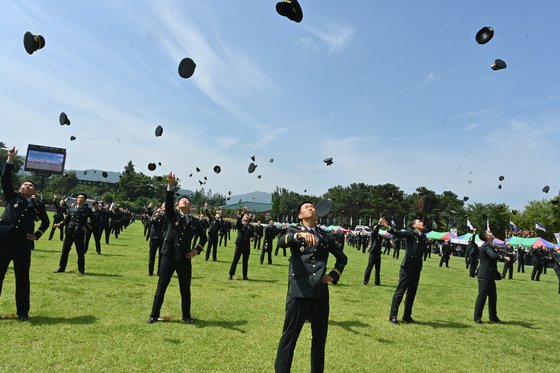 신임 부사관들이 지난 7월 28일 전북 익산시 육군부사관학교에서 열린 23-2기 부사관 임관식에서 정모를 하늘로 던지며 자축하고 있다. 육군