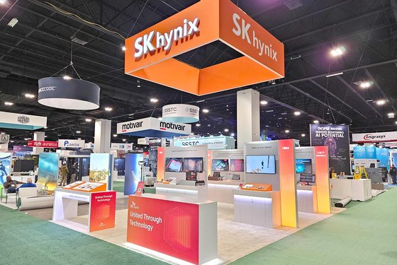 SK하이닉스는 지난달 12~17일(현지시간) 미국 콜로라도주 덴버에서 열린 '슈퍼컴퓨팅 2023'(SC 2023) 콘퍼런스에 참가해 인공지능(AI)과 고성능 컴퓨팅(HPC) 솔루션을 선보였다고 20일 밝혔다. 사진 SK하이닉스