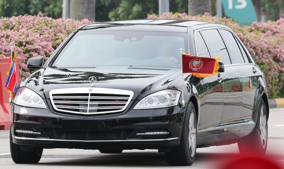 사진은 지난 2018년 6월 10일 김정은 북한 국무위원장이 북미정상회담을 앞고 싱가포르 창이국제공항을 통해 입국한 후 차량을 타고 이동하고 있다. 뉴스1