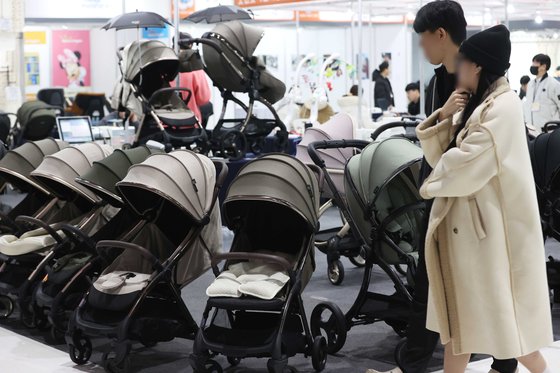 서울 강남구 세텍에서 열린 '서울베이비키즈페어'에서 임신부가 육아 용품을 둘러보고 있다. [연합뉴스]