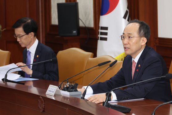 추경호 경제부총리 겸 기획재정부 장관이 11일 오전 서울 종로구 정부서울청사에서 경제안보 공급망 관계장관 회의를 주재하고 있다. 연합뉴스