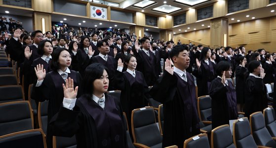 10월 5일 오후 서울 서초구 대법원에서 열린 신임 법관 임명장 수여식에서 새로 임명된 판사들이 선서하고 있다. 뉴스1