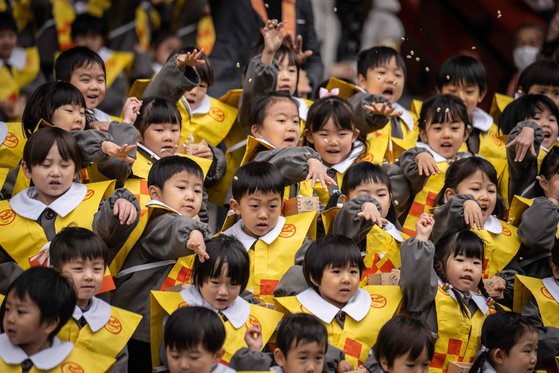 지난 2월 3일 도쿄 센소지에서 열린 연례 세츠분 축제에서 유치원생들이 악귀를 쫓고 행운을 불러오기 위해 콩 뿌리기 행사에 참여하고 있다. AFP=연합뉴스