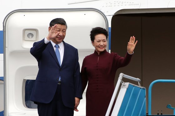 시진핑(왼쪽) 중국 국가주석과 부인 펑리위안 여사가 12일 베트남 하노이 국제공항에 도착해 1박2일 일정의 국빈방문 일정을 시작했다. EPA=연합뉴스