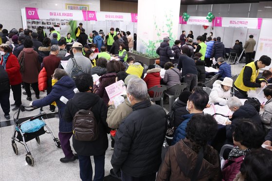 13일 서울 마포구청에서 열린 '2023 마포구 노인 일자리 박람회'가 일자리를 구하려는 노인들로 북적이고 있다. 연합뉴스