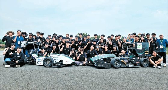 국민대 자작자동차 동아리 KORA팀이 지난 8월 열린 ‘2023 KSAE 대학생 자작자동차대회’에 참가해 포뮬라 부문 7년 연속 종합 우승을 달성했다. [사진 국민대]