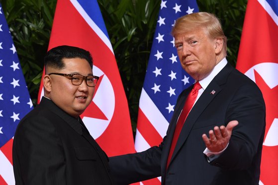 도널드 트럼프 전 미국 대통령(오른쪽)이 2018년 6월 싱가포르에서 김정은 북한 국무위원장과 만나 정상회담을 가졌을 당시의 모습. AFP=연합뉴스