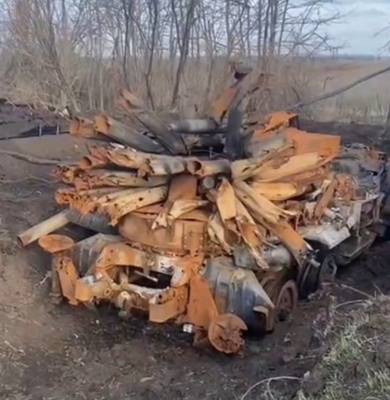 지난 11일 군사 전문 블로그 '더데드디스트릭트(The Dead District)'가 게시한 폭발로 훼손된 러시아군 탱크. 사진 엑스 캡처