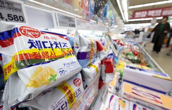 13일 서울의 한 대형마트에서 시민들이 치즈 제품을 살펴보고 있다.  뉴스1