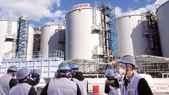 도쿄전력 관계자들이 지난 2월 2일 후쿠시마 제1원자력발전소에서 외신 기자들에게 오염수 저장탱크를 설명하고 있다. 연합뉴스