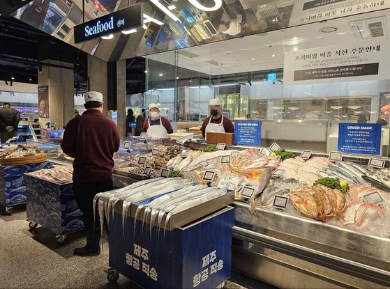 신세계백화점이 서울 강남구 신세계푸드마켓 도곡점 식품관을 리뉴얼해 15일 새롭게 열었다. 사진 신세계백화점 