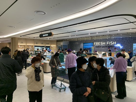 지난 7일 오전 인천 미추홀구 롯데백화점 인천점에서 고객들이 지하 1층 식품관을 둘러보고 있다. 사진 롯데쇼핑